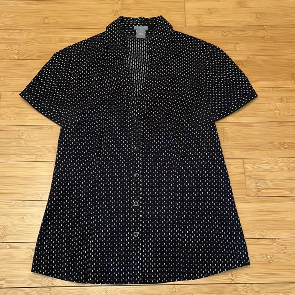 Ann Taylor black and white 100% cotton short sleeve bottom down shirt